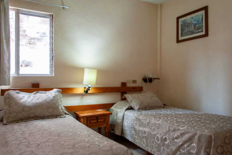 habitacion para 4 con vista a 2 camas individuales