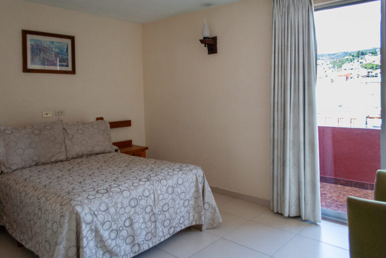 Habitacion doble con matrimonial a la vista y balcón